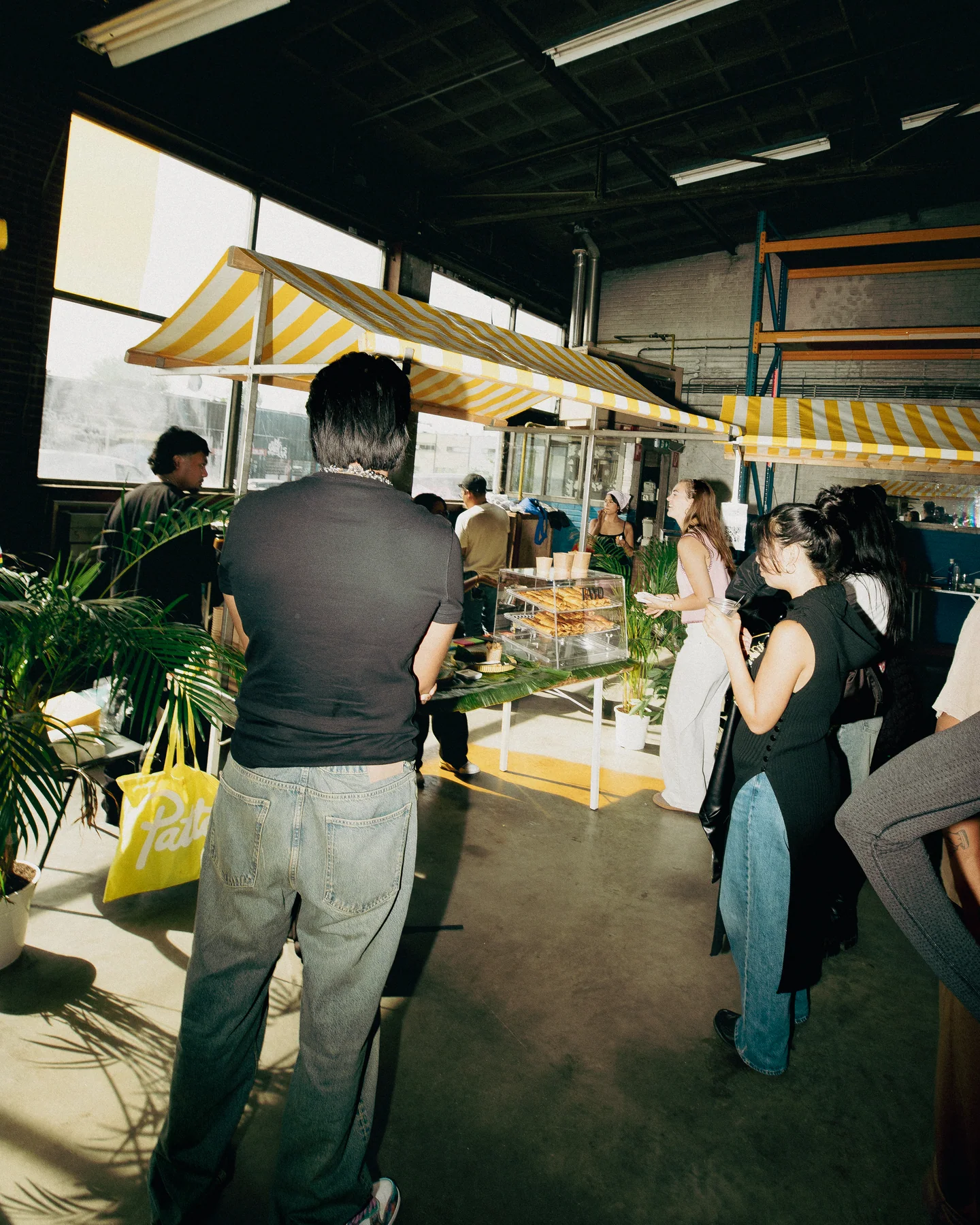 Guests approaching the food stall at Hapjesfestijn 2025