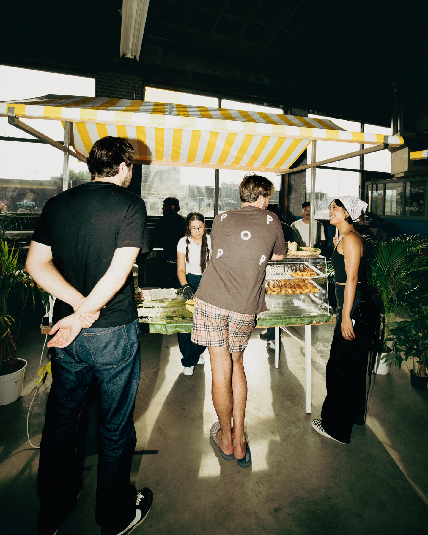 Guests gathered around the food stall at Hapjesfestijn 2025